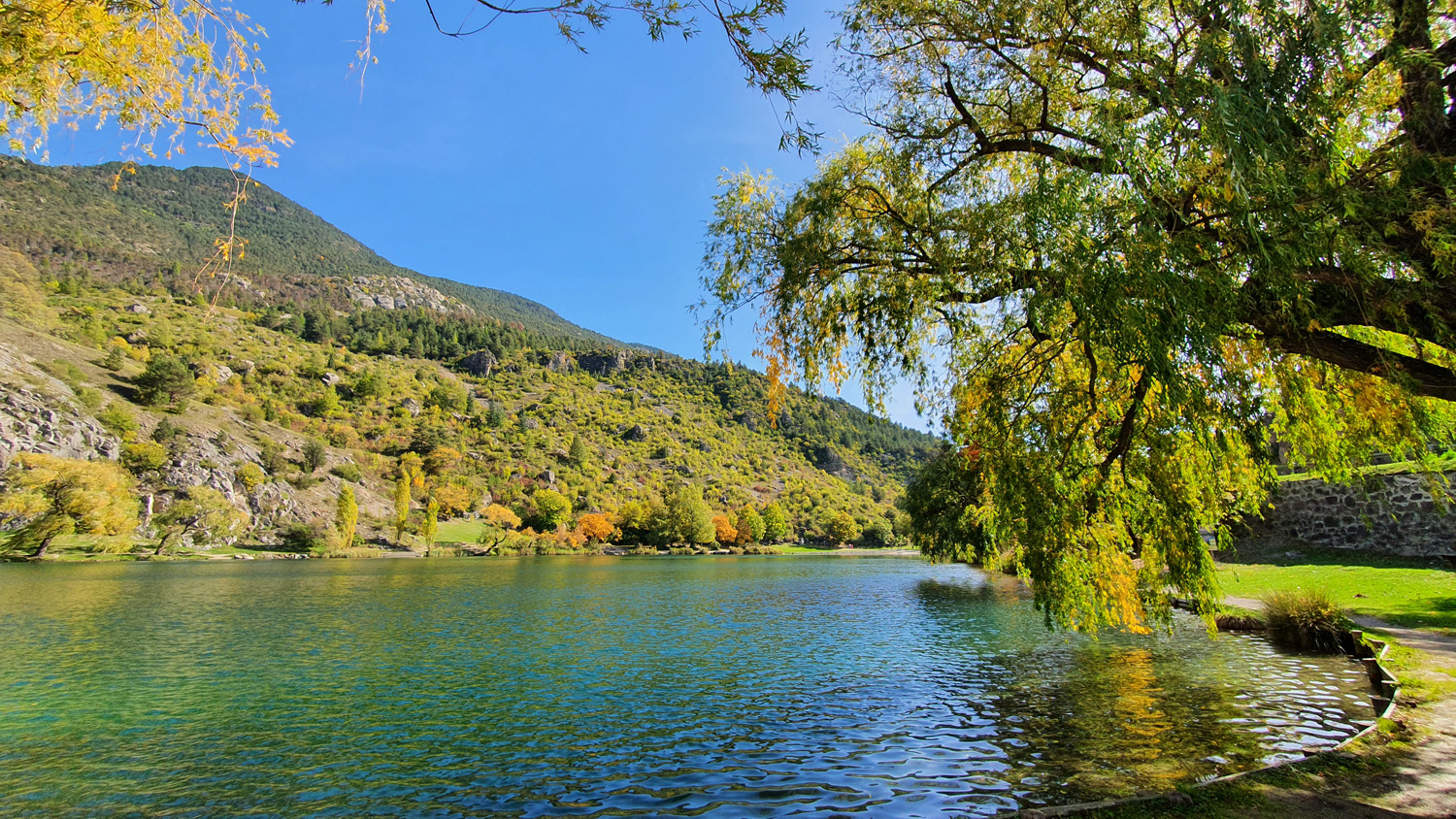 spot a decouvrir automne dans les alpes lac la roche 14