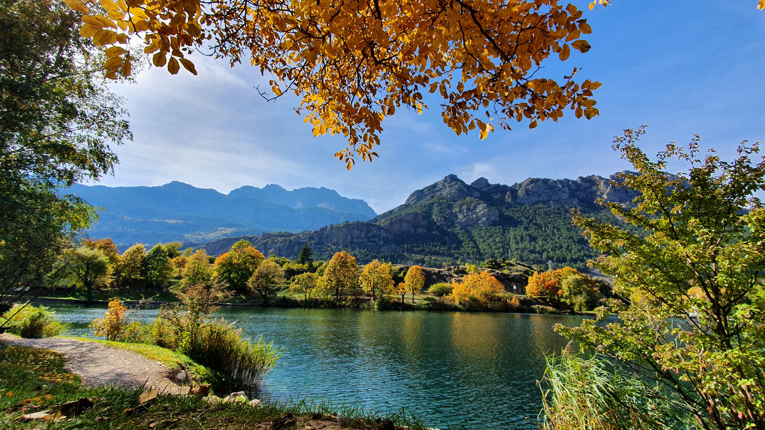 spot a decouvrir automne dans les alpes lac la roche 31